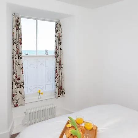 Janies Cottage~ Mousehole~eclectic Interiors & Vintage Charm Holiday home Mousehole