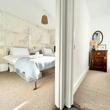 Janies Cottage~ Mousehole~eclectic Interiors & Vintage Charm Holiday home Mousehole