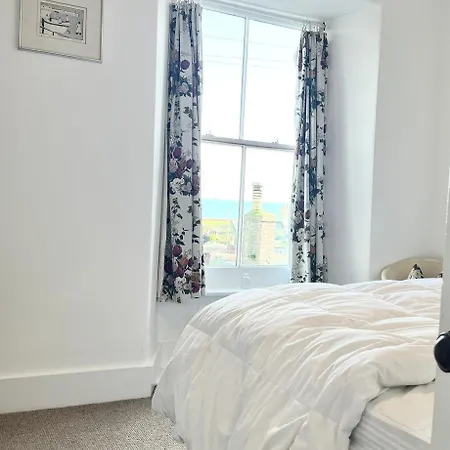 Janies Cottage~ Mousehole~eclectic Interiors & Vintage Charm * Mousehole